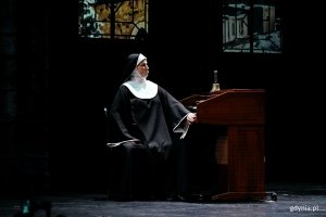 Zdjęcie z pr&oacute;by medialnej spektaklu &bdquo;Zakonnica w przebraniu&rdquo; w Teatrze Muzycznym w Gdyni. Renia Gosławska jako Maria Łazarz 