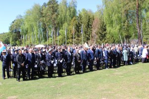 Uczestnicy uroczystości z okazji 81. rocznicy zakończenia II wojny światowej oraz uwolnienia ostatnich więźni&oacute;w niemieckiego nazistowskiego obozu koncentracyjnego Stutthof zgromadzeni na terenie Muzeum Stutthof w Sztutowie