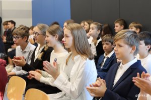 Jubileusz 80-lecia SP 17 w Gdyni, na zdjęciu uczniowie i społeczność szkoły (fot. Katarzyna Balcerzak)