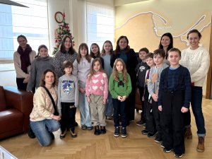 Grupa dzieci i dorosłych