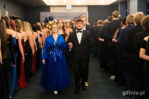 Polonez w wykonaniu maturzystek i maturzyst&oacute;w ZSAE (fot. Paweł Budziński)