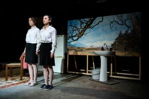 Zdjęcie z pr&oacute;by spektaklu &bdquo;O dw&oacute;ch takich, co ukradli Księżyc&rdquo;. Od lewej: Weronika Nawieśniak i Martyna Matoliniec jako Jacek i Placek