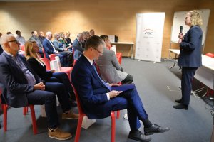 Na zdjęciu przemawia dyrektor Emilia Szczerba na sali siedzą goście, w tym wiceprezydent Gdyni Rafal Geremek