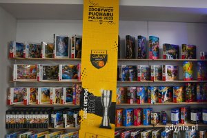 Baner przypominający o koszykarskim Pucharze Polski, który w 2023 r. zdobyła drużyna Trefl Sopot