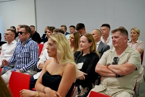 Uczestnicy uroczystości wręczenia plakiet Michelin 2026 zgromadzeni w Muzeum Emigracji 
