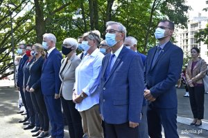 W gdyńskich uroczystościach z okazji 81. rocznicy wybuchu II wojny światowej uczestniczyli parlamentarzyści (od lewej): Marek Rutka, Katarzyna Lubnauer, Barbara Nowacka, Sławomir Rybicki oraz przedstawiciele władz Gdyni: przewodnicząca Rady Miasta Joanna Zielińska, radna Elżbieta Raczyńska, radny Zenon Roda, w tylnym rzędzie (od prawej): radny Lechosław Dzierżak, radny Krzysztof Chachulski oraz wiceprzewodniczący Rady Miasta Andrzej Bień // fot. Magdalena Czernek