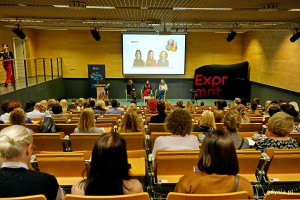 Od lewej: wiceprezydentka Gdyni Oktawia Gorzeńska, Anna Konarzewska – nauczycielka, trenerka, edukatorka i mentorka oraz Karolina Gierdys-Majkut – psycholożka, kulturoznawczyni i koordynatorka projektów w Centrum Edukacji Obywatelskiej podczas konferencji „Dobrostan w centrum uwagi” w Pomorskim Parku Naukowo-Technologicznym