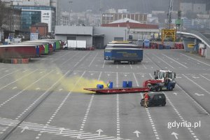 Pojazd transportowy i samochód osobowy na miejscu pozorowanego wypadku na pustym parkingu, widoczny dym imitujący chlor