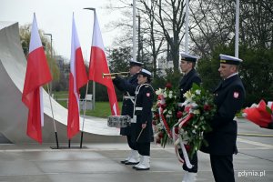 Wojskowa asysta honorowa oraz trębacz i werblistka przy pomniku Polski Morskiej podczas uroczystości z okazji 79. rocznicy rocznicy zakończenia walk o Gdynię