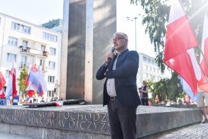 Maraton "Solidarności" przebiegł ulicami Gdyni. Przed startem pod pomnikiem Pamięci Ofiar Grudnia '70 odbyły się uroczystości z udziałem wiceprezydenta Gdyni Michała Gucia, a także przedstawicieli samorządu i parlamentu // fot. Maciej Czarniak