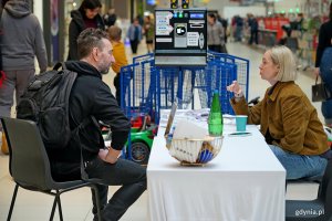 Tomasz Podsiadło, jeden z członk&oacute;w Rady ds. Mężczyzn, przy stoisku medycznym na pasażu Centrum Handlowego Riviera 