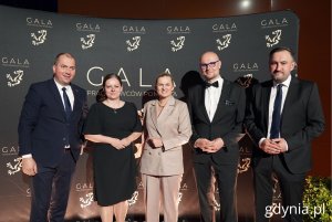 Na zdjęciu (od lewej): prezydent Gdyni Aleksandra Kosiorek, ministra edukacji Barbara Nowacka, wiceprezydent Gdyni Bartłomiej Austen, dyrektor ds. społecznych Tomasz Augustyniak (fot. Magdalena Starnawska)