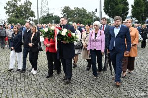 Uroczystości pod pomnikiem Ofiar Grudnia 1970 w ramach gdyńskich obchodów 45. rocznicy zakończenia strajków i podpisania porozumień sierpniowych. Delegacja gdyńskiego samorządu (fot. Michał Puszczewicz)