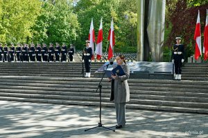 Prezydent Gdyni Aleksandra Kosiorek przemawiająca podczas uroczystości z okazji 80. rocznicy zakończenia II wojny światowej 