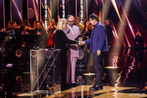 Sebastian Pańczyk odbierający nagrodę. Gala wręczenia nagród 50. Festiwalu Polskich Filmów Fabularnych w Gdyni w Teatrze Muzycznym (fot. Karol Stańczak)