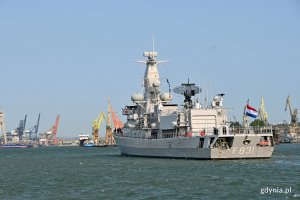 Niderlandzka fregata rakietowa HNLMS „Van Amstel” wpływająca do gdyńskiego portu // fot. Magdalena Czernek