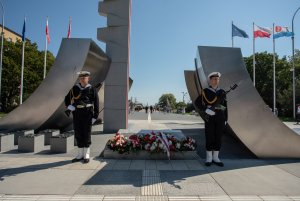 Przed południem obchody Święta wojska Polskiego przeniosły się pod pomnik Polski Morskiej // fot. Anna Rezulak