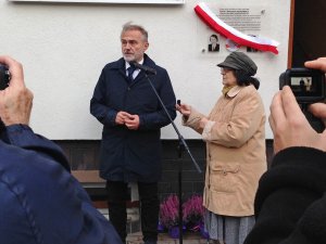 Odsłonięcie tablicy upamiętniającej Bolesława i Zofię Polkowskich // fot. B. Betlejewska