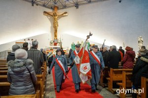 Poczet sztandarowy Związku Piłsudczyków RP podczas mszy św. w intencji Gdyni 