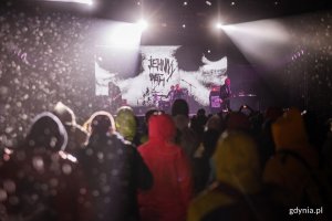 Scena i publiczność podczas koncertu Jehnny Beth na Open'erze