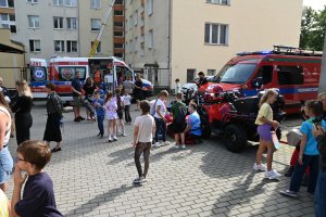 Dzieci przed karetką z otwartymi drzwiami