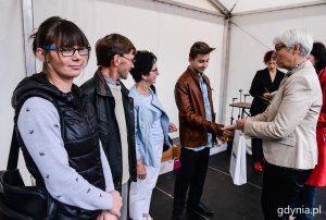 Laureaci konkursu "Gdynia w Kwiatach" odebrali z rąk przewodniczącej Rady Miasta Joanny Zielińskiej nagrody i wyróżnienia // fot. Przemysła Świderski