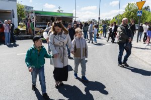 Święto Ulicy Strzelców na Małym Kacku w niedzielę, 18 maja – dzieci prowadzą prezydent Gdyni Aleksandrę Kosiorek na scenę (fot. Kamil Złoch)
