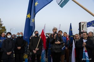 Wiec "Gdynia zostaje w Unii Europejskiej" na skwerze Kościuszki. Przemawia Joanna Zielińska, przewodnicząca Rady Miasta Gdyni. Fot. Przemysław Kozłowski