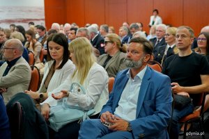Uczestnicy konferencji na temat materiał&oacute;w niebezpiecznych w Bałtyku zgromadzeni na sali 