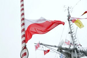 Biało-czerwona flaga powiewająca na maszcie