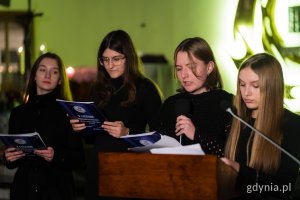 Uczennice V Liceum Ogólnokształcącego prezentują  słowno-muzyczne widowisko w kościele