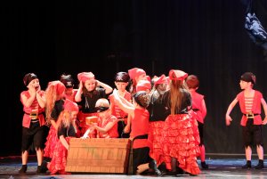 grupa dzieci na scenie przebranych za piratów