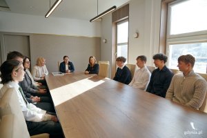 Grupa uczni&oacute;w gdyńskich szk&oacute;ł, kt&oacute;rzy uczestniczyli w rejsie z okazji stulecia miasta na &bdquo;Pogorii&rdquo; wraz z opiekunami podczas spotkania z prezydent Aleksandrą Kosiorek i wiceprezydentką Oktawią Gorzeńską w Urzędzie Miasta Gdyni 