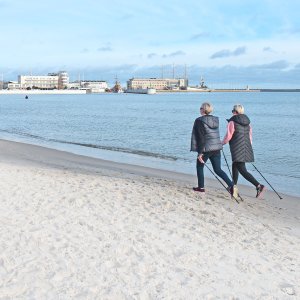 Trening nordic walking brzegiem morza