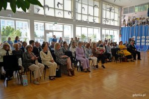 Uczestnicy uroczystości z okazji 80-lecia Szkoły Podstawowej nr 21 w Gdyni 