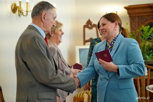 Prezydent Aleksandra Kosiorek wręcza medal jubilatom 