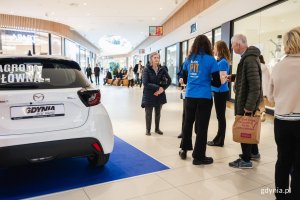 Konsultantki rozmawiają z osobami zainteresowanymi loterią