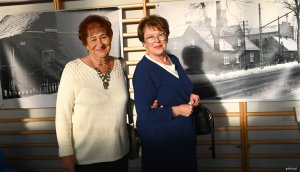 Dwie starsze panie na tle fotografii