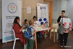 Gdyńskie Forum Pozarządowe to okazja do ciekawych spotkań. Kobiety z fundacji udzielają porad 