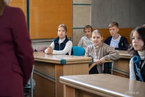 Piątoklasiści w trakcie spotkania w sali obrad Rady Miasta Gdyni