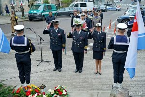 Przedstawiciele Marynarki Wojennej RP składający kwiaty pod tablicą podczas uroczystości z okazji 82. rocznicy wybuchu powstania w getcie warszawskim