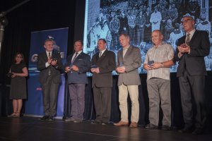 Prezydent Wojciech Szczurek wręczył odznaczenia "Bohaterom Sierpnia '80 Gdynia" // fot. Kamil Jasiński