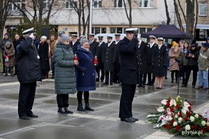 Uroczystości z okazji 97. urodzin gdyni pod Pomnikiem Polski Morskiej.