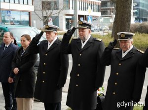 Od prawej stoją: kmdr pil. Andrzej Szczotka, dowódca Gdyńskiej Brygady Lotnictwa MW, kadm. Mirosław Jurkowlaniec, szef Zarządu Morskiego - zastępca inspektora Marynarki Wojennej Dowództwa Generalnego Rodzajów Sił Zbrojnych, kadm. Andrzej Ogrodnik, dowódca 3. Flotylli Okrętów, prezydent Aleksandra Kosiorek i poseł Rafał Siemaszko