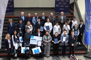 Finaliści i Komitet Naukowy Konkursu Wiedzy o Gdyni, kt&oacute;ry odbył się w Muzeum Emigracji 