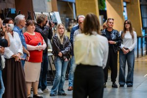 Uczestnicy wernisażu wystawy Gdańsk Press Photo 2026 w ogrodzie zimowym Europejskiego Centrum Solidarności 