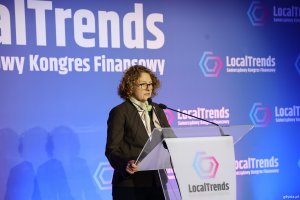 Magdalena Czarzyńska-Jachim, prezydent Sopotu na scenie przy mikrofonie