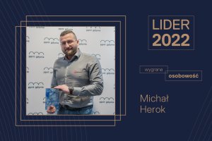 Na zdjęciu widoczny jest Michał Herok wraz ze statuetką Lidera.