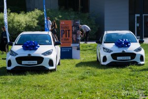 Dwie Mazdy 2 Hybrid, nagrody w tegorocznej loterii &bdquo;Rozlicz PIT w Gdyni&rdquo; na Placu Grunwaldzkim