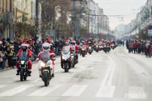 Przejazd przez Gdynię w ramach 23. edycji akcji &bdquo;Mikołaje na motocyklach&rdquo; (fot. Paweł Budziński)Przejazd przez Gdynię w ramach 23. edycji akcji &bdquo;Mikołaje na motocyklach&rdquo; (fot. Paweł Budziński)